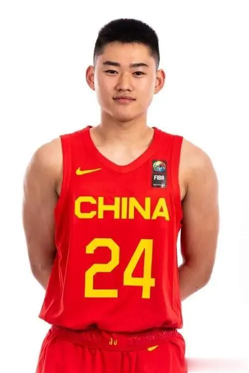 四年后，以下这些球员将会成为中国男篮的绝对主力:
中锋:周琦，杨翰森
四年后，周(1)