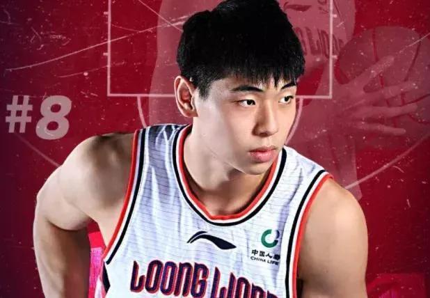 四年后，以下这些球员将会成为中国男篮的绝对主力:
中锋:周琦，杨翰森
四年后，周(3)