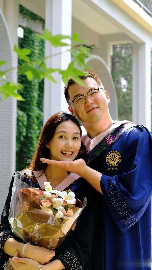 今天曾经的CBA球员万圣伟在社交媒体上发布了自己的动态，他晒出自己跟女友的毕业照