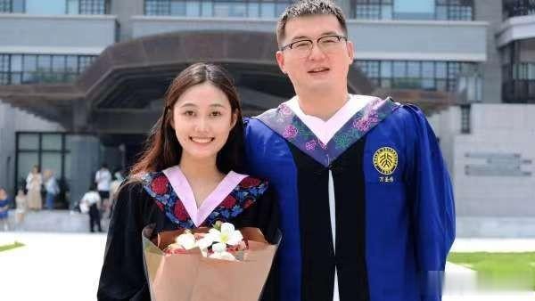 今天曾经的CBA球员万圣伟在社交媒体上发布了自己的动态，他晒出自己跟女友的毕业照(2)