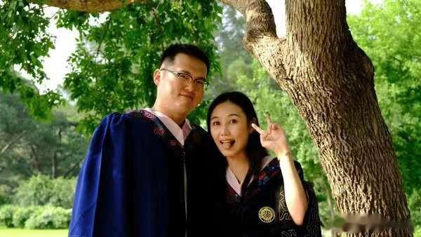 今天曾经的CBA球员万圣伟在社交媒体上发布了自己的动态，他晒出自己跟女友的毕业照(3)