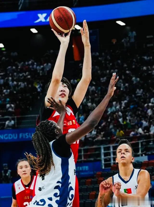 成都大运会女篮比赛开打，中国女篮以83-63轻取葡萄牙，部分球迷却不高兴了：为什(2)