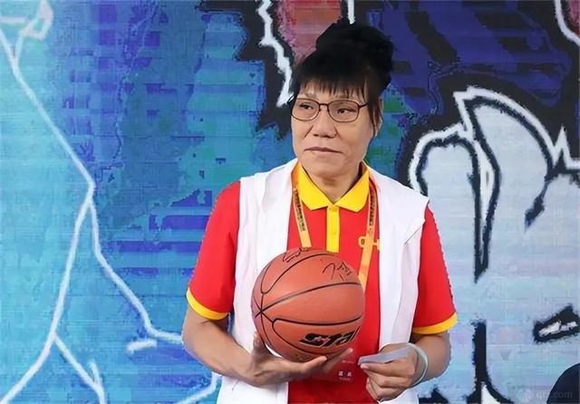 郑海霞前往贵州感受“村BA”：中国篮球会越来越好(1)