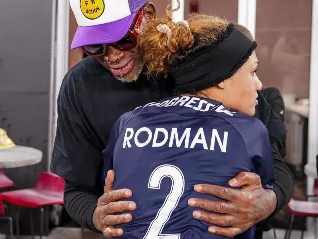 她是NBA球星罗德曼的女儿，女足收入最高，将是下一代的巨星(3)