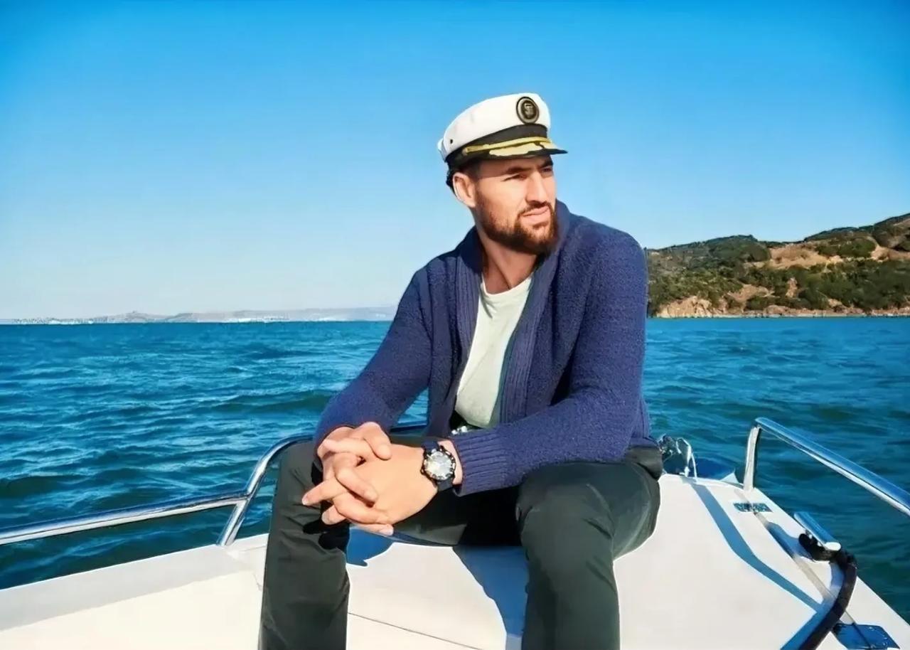 休赛期，克莱汤普森喜欢坐船出海。
近日，克莱在保罗-乔治的播客节目中解释了自己为