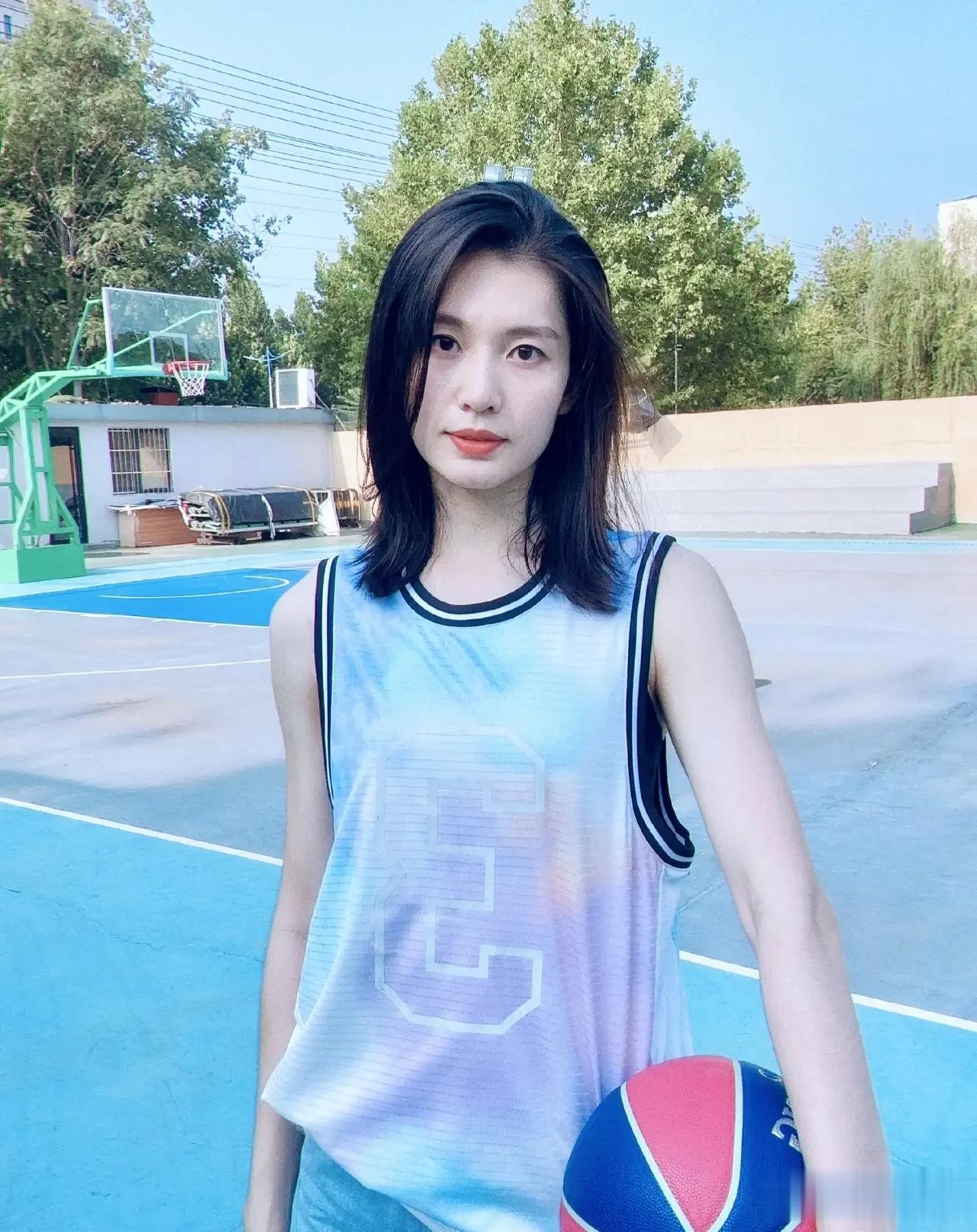 中国女篮
郭子瑄，最新打球照，真的漂亮，就颜值而言，应该算是中国女篮最美的一个球