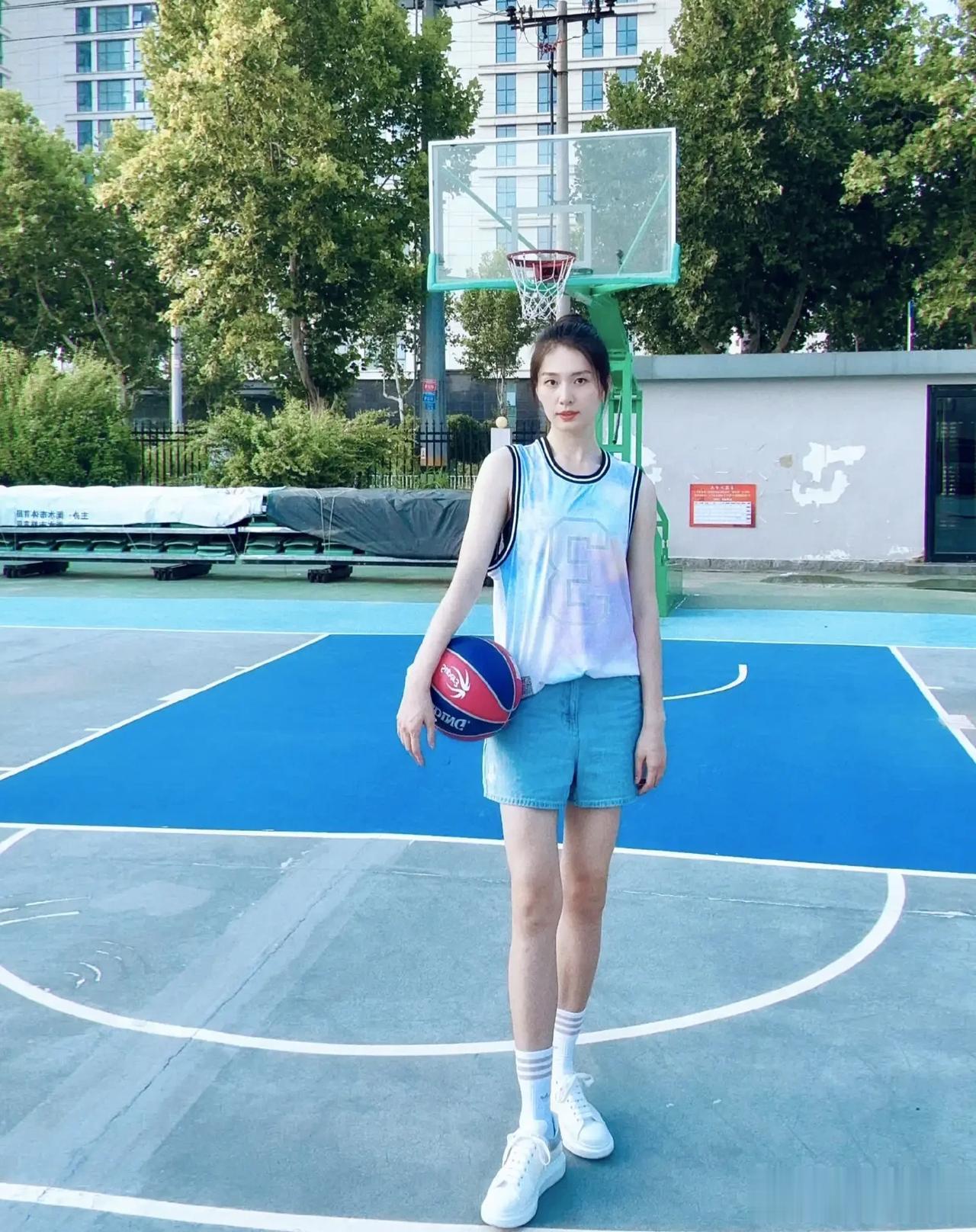 中国女篮
郭子瑄，最新打球照，真的漂亮，就颜值而言，应该算是中国女篮最美的一个球(2)