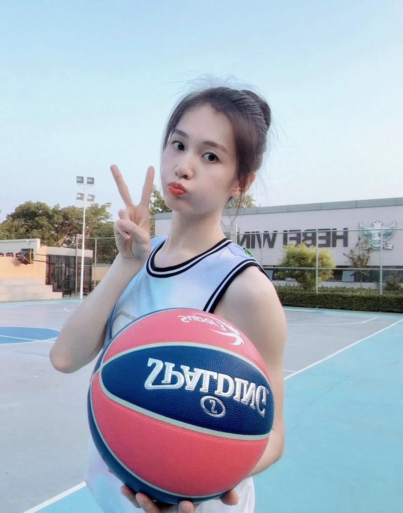 中国女篮
郭子瑄，最新打球照，真的漂亮，就颜值而言，应该算是中国女篮最美的一个球(3)