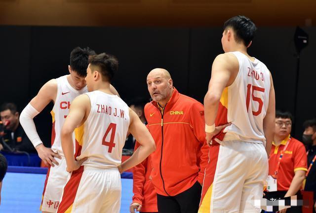 中国男篮这3位球员应该离开国家队了，一人彻底废了！