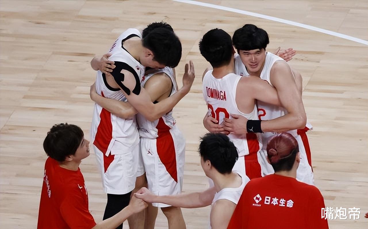 日本男篮让美女球迷大哭，现场千人落泪，中国男篮却只让姚明绝望(2)