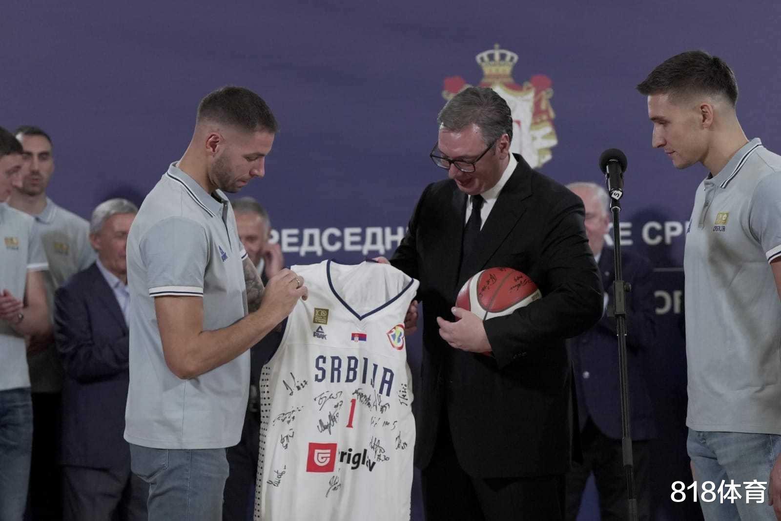 排面！塞尔维亚总统武契奇接见男篮全队，巴黎奥运夺冠每人重奖20万欧元