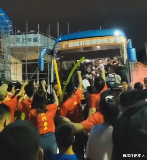 NBL爆发冲突！广西威壮球迷拿凳子砸外援 赛后围堵大巴车不给离开(4)