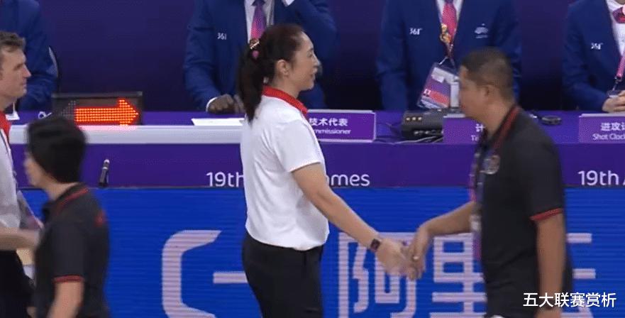 亚运会李梦火了！中国女篮49分大胜，她手中的奶茶杯太惹眼
