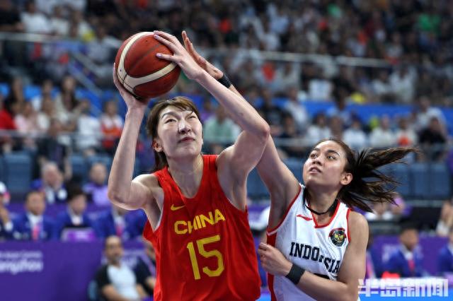 奥尼尔现身比赛现场！中国女篮狂胜印尼，王思雨给家乡人民送祝福(4)