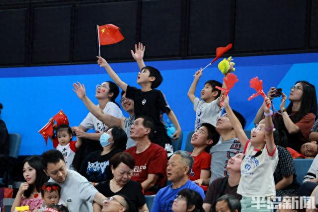 奥尼尔现身比赛现场！中国女篮狂胜印尼，王思雨给家乡人民送祝福(9)