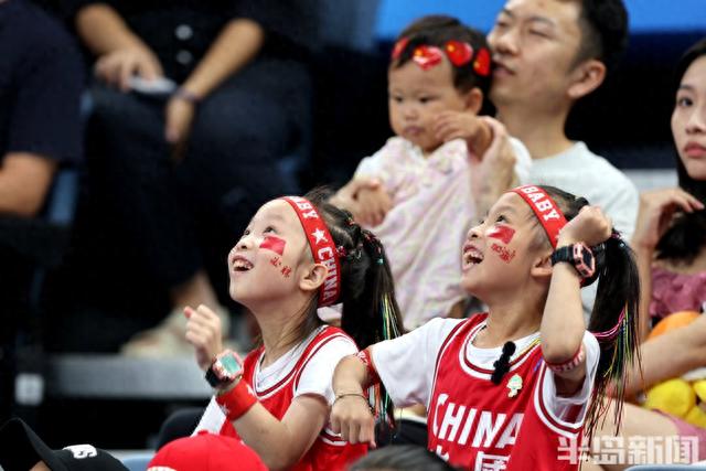 奥尼尔现身比赛现场！中国女篮狂胜印尼，王思雨给家乡人民送祝福(10)