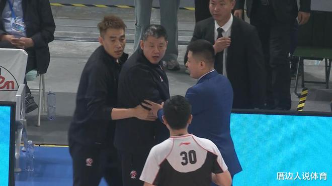 中国篮球火爆一幕 外援54秒两犯名宿怒了 孙军险冲进球场揍裁判