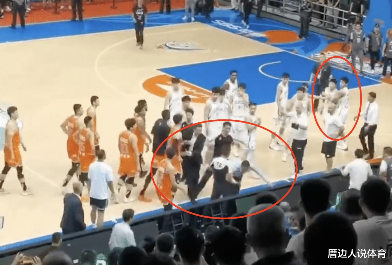 中国篮球火爆冲突 国手引对方暴怒险被揍 双方乱成一团保安进场(2)