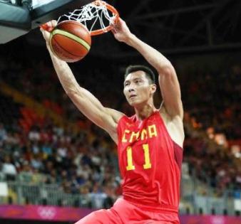易建联是一位在中国篮坛的球员
