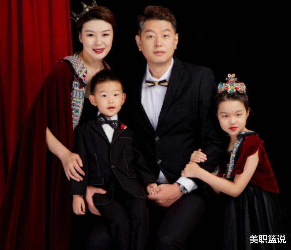 真爷们！中国男篮名将成体坛佳话，39岁妻子气质出众，生一儿一女(6)