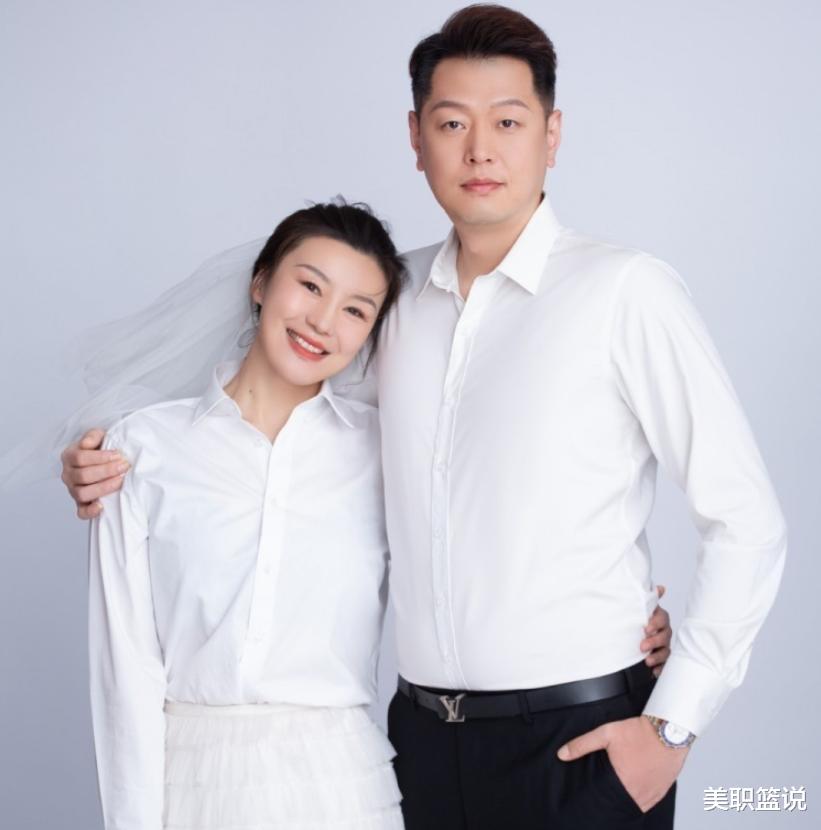 真爷们！中国男篮名将成体坛佳话，39岁妻子气质出众，生一儿一女(7)
