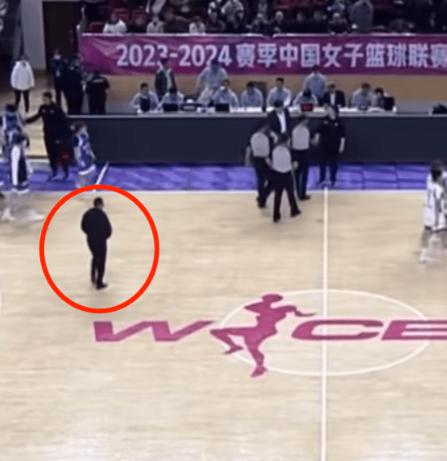 中国篮球赛场混乱：观众行为失控，女球员劝解(4)