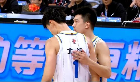 又输！北京男篮再次不敌广东，北京媒体：这次裁判吹的还可以吧