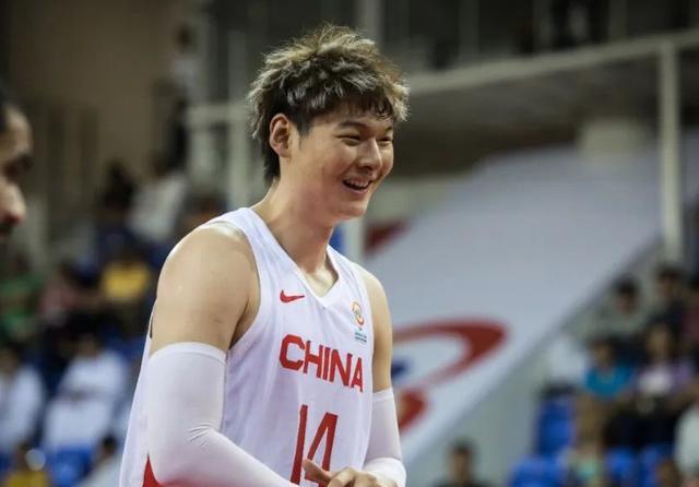王哲林如今已经30岁，打好CBA联赛就不错了，中国男篮就不指望了(2)