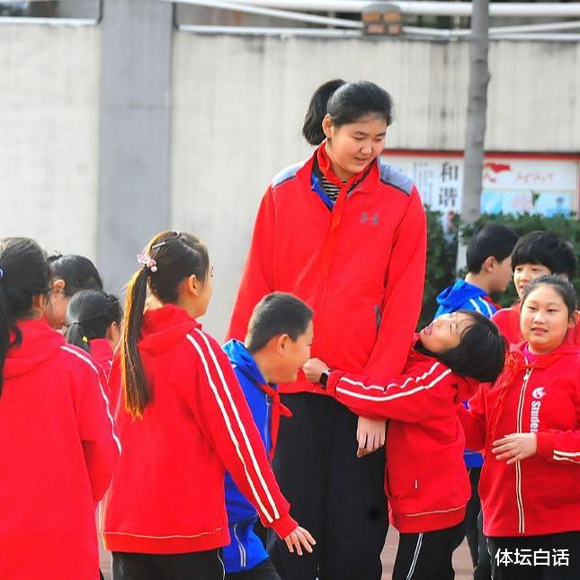 中国女篮希望！2米28女版姚明训练场连续暴扣，体重280斤天赋炸裂(2)