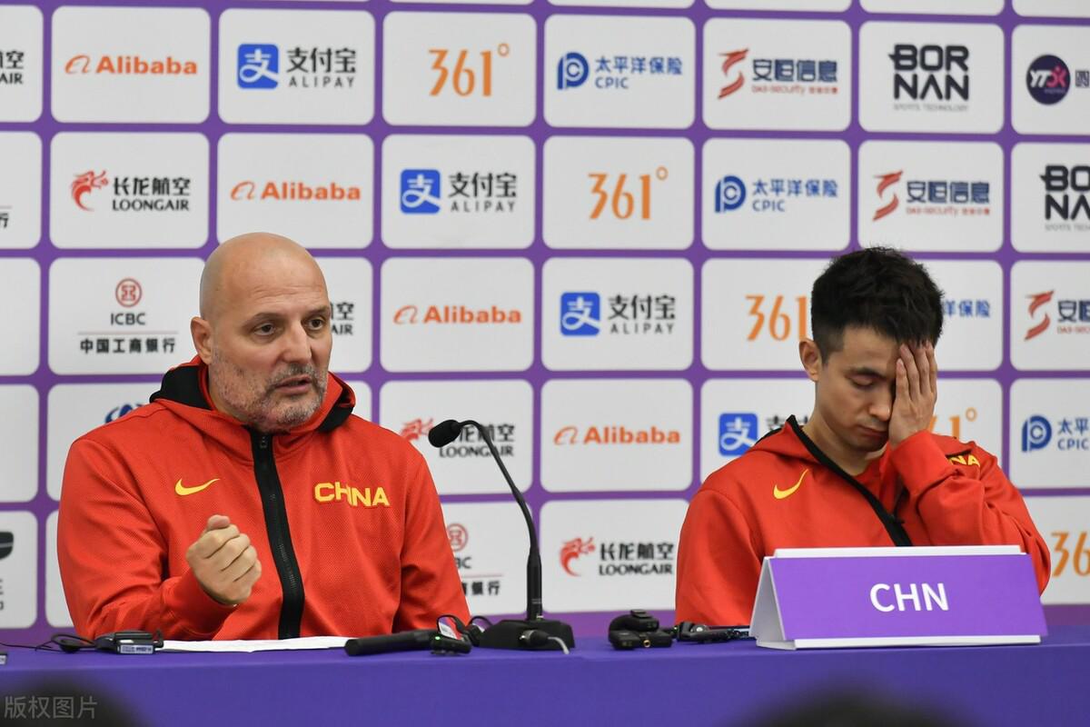 中国男篮惨败日本升级！乔帅遭控诉3大罪状，球迷排队给杜锋道歉