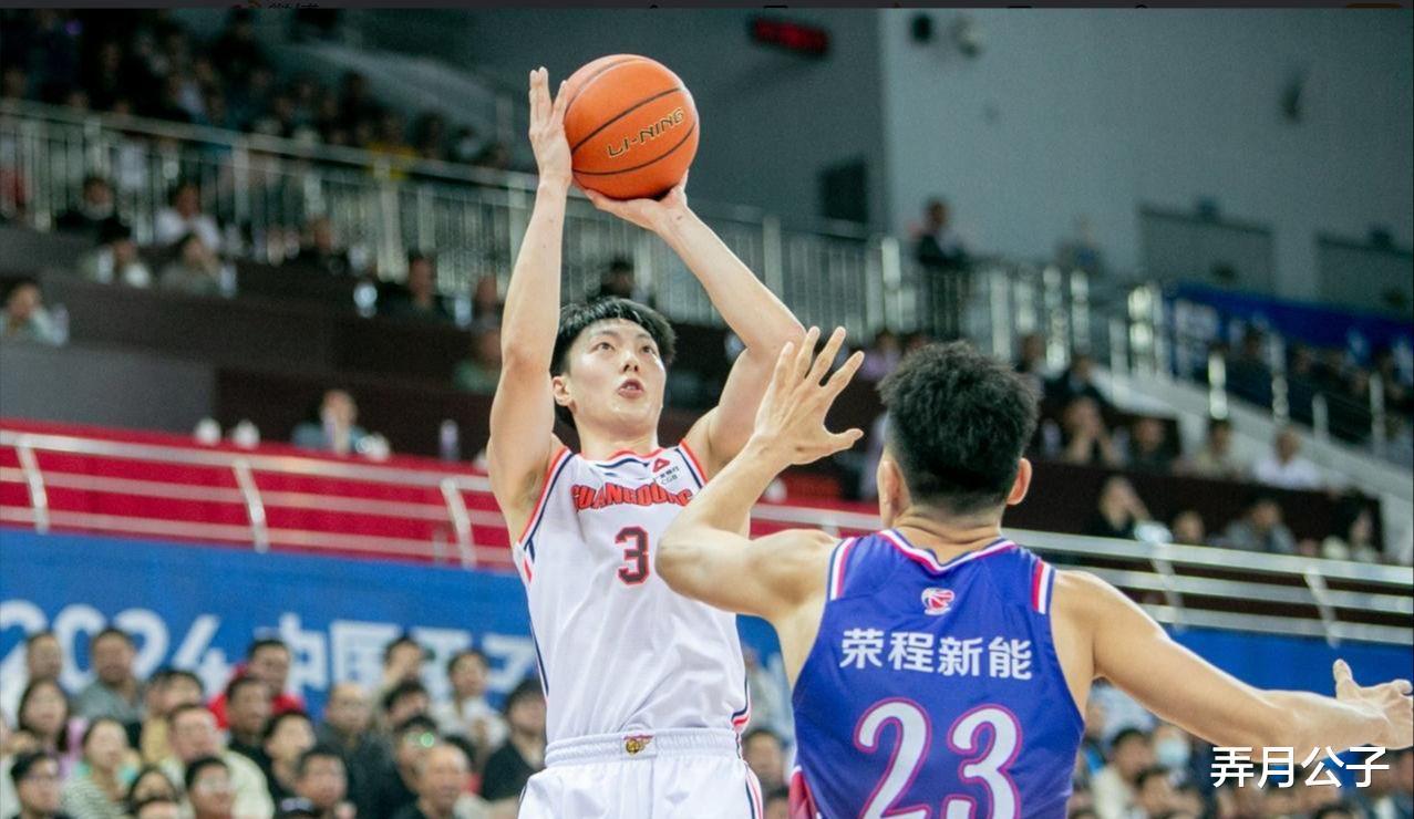 广东输球一人遭怒批：篮板不行，助攻没有，防守又差，什么都不是(4)
