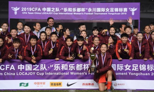 太美了！中国女足夺冠夜，韩国女裁获奖抢镜：解说员惊叹太出众了(1)