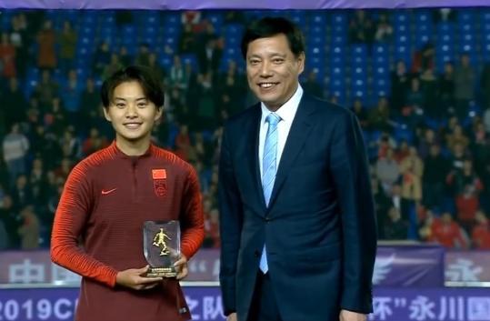 太美了！中国女足夺冠夜，韩国女裁获奖抢镜：解说员惊叹太出众了(2)