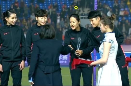 太美了！中国女足夺冠夜，韩国女裁获奖抢镜：解说员惊叹太出众了(3)