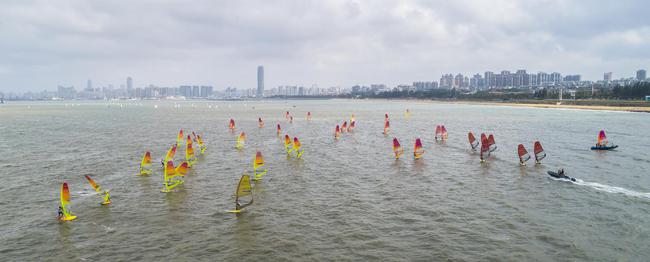 东京奥运会帆板测试赛开赛 卢云秀毕焜男女组居首