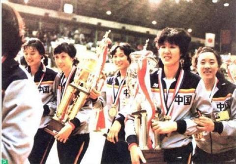 女排1981年首夺世界冠军《人民日报》头版发文：学习女排振兴中华(9)