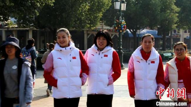 中国坐式排球女队游上海迪士尼：排球改变人生(1)