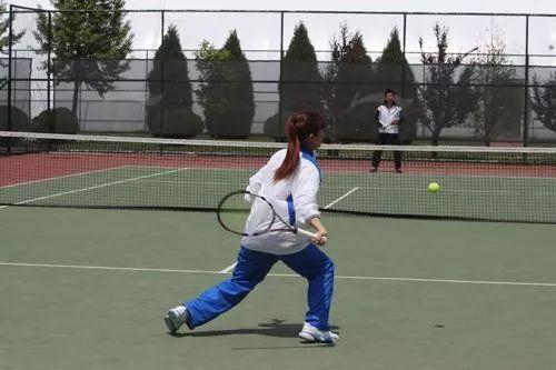 初学网球快速打起来回的小技巧(4)