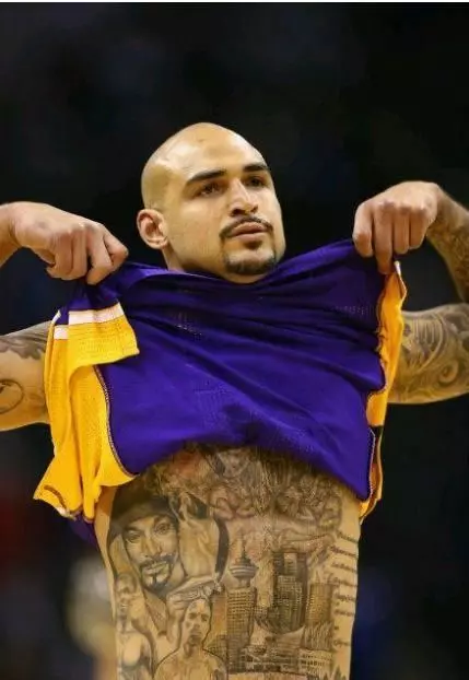 细数NBA8大最丑纹身: 萨克雷居然把JR史密斯纹在肚子上(7)