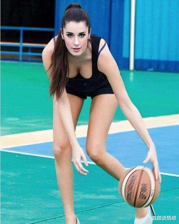 她腿长1米3，曾是俄罗斯篮球队主力，因伤病成女模特，如今单身(2)