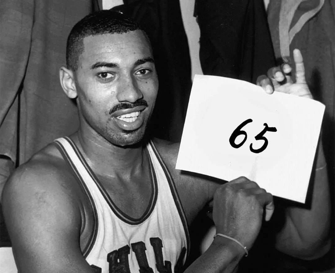 NBA历史8大空砍数据！乔丹64分输球罕见，一人78分43篮板也输球(3)