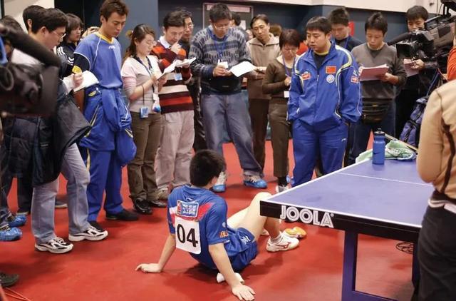 国乒队员世乒赛经历：马龙因受伤输球被批评，樊振东位置一路上升