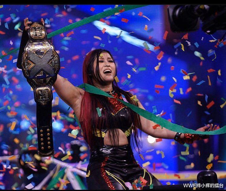 紫雷酱获得首个NXT女子冠军，王大锤HHH亲自祝贺！