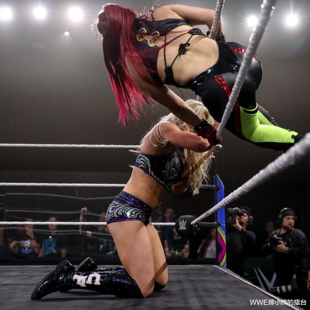 紫雷酱获得首个NXT女子冠军，王大锤HHH亲自祝贺！(3)
