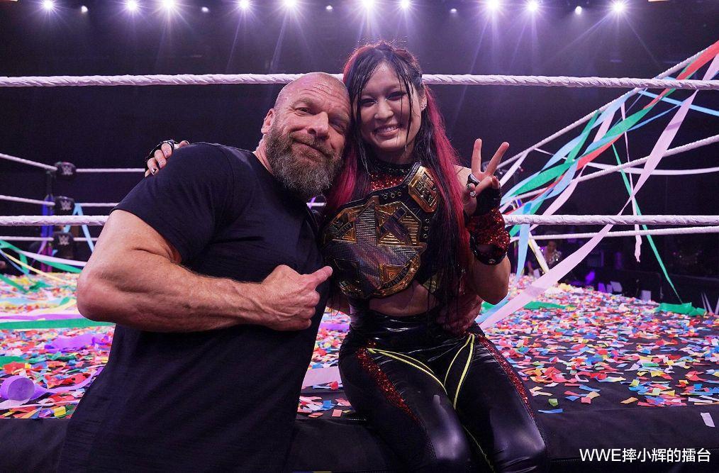 紫雷酱获得首个NXT女子冠军，王大锤HHH亲自祝贺！(5)