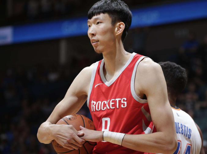 他是中国男篮内线第一人，场均22分的他曾因边线球失误而被网暴