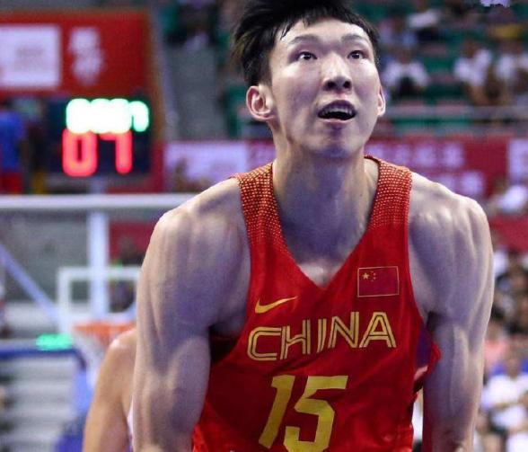他是中国男篮内线第一人，场均22分的他曾因边线球失误而被网暴(2)