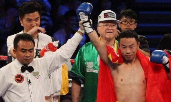 中国拳王在美遭遇歹徒抢劫，持刀猛追，一拳KO对手，并炫耀刀疤(6)