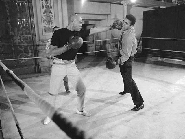 1968年詹姆斯·厄尔·琼斯与穆罕默德·阿里争吵时的旧照片(3)
