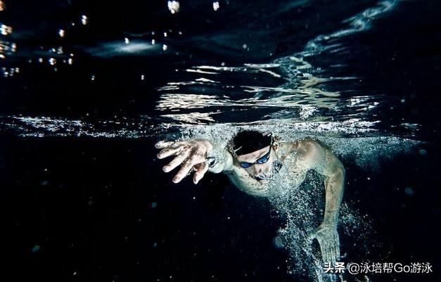 导致你游泳时「气喘吁吁」的错误呼吸方式